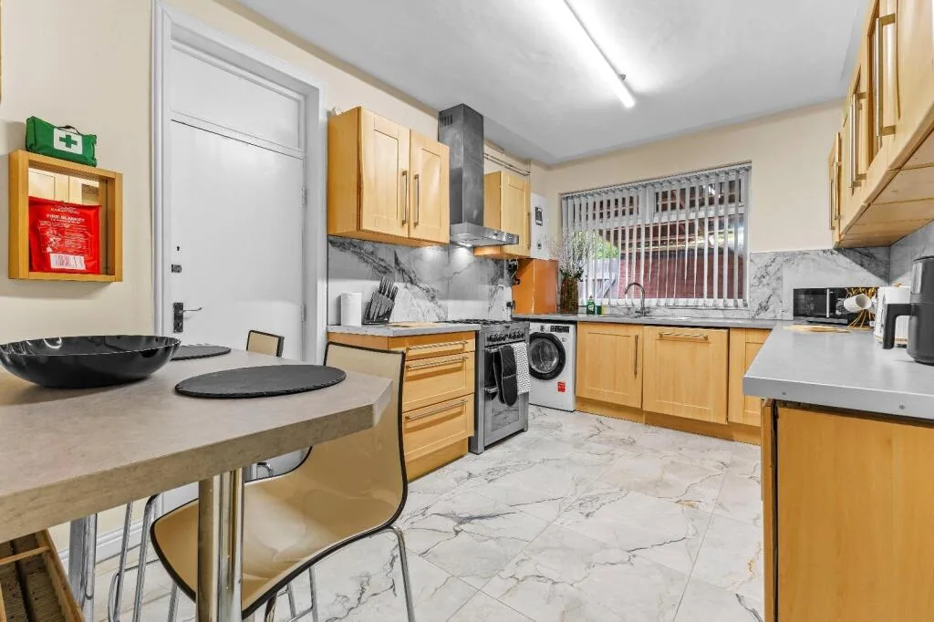 4 bedroom end of terrace house for rent