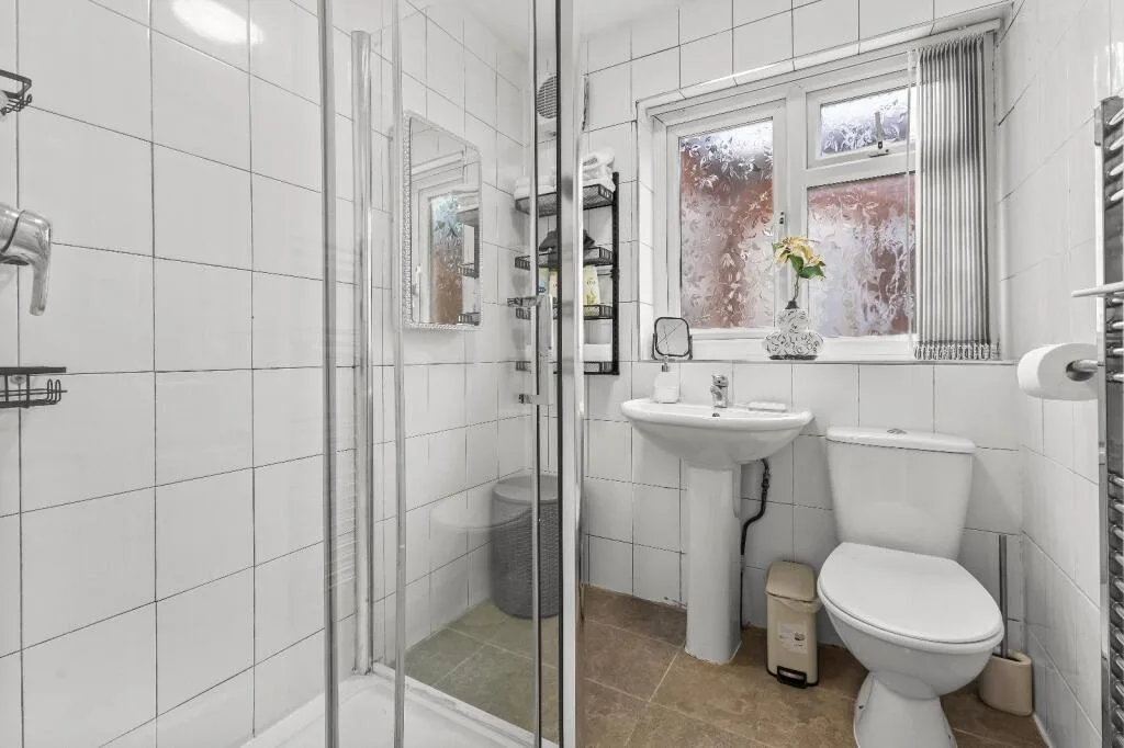 4 bedroom end of terrace house for rent