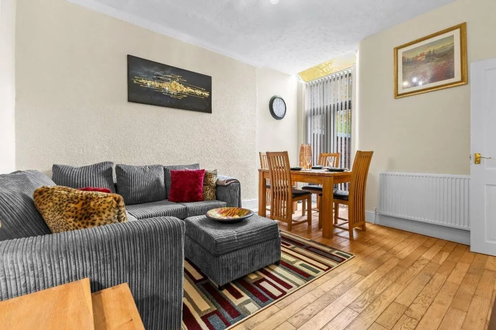 4 bedroom end of terrace house for rent