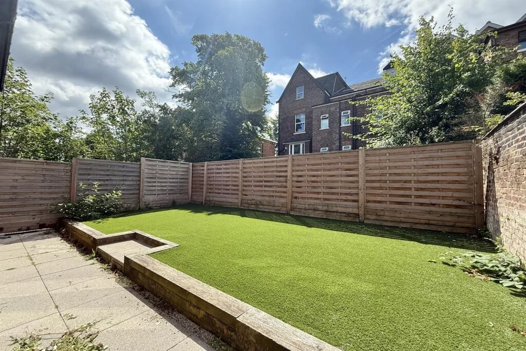 4 bedroom semi-detached house for rent