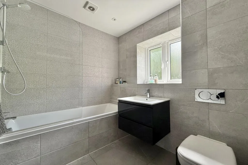 4 bedroom semi-detached house for rent