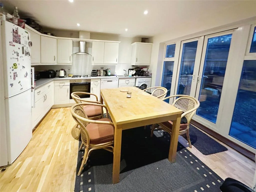 5 bedroom terraced house for rent