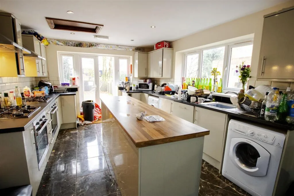8 bedroom house for rent