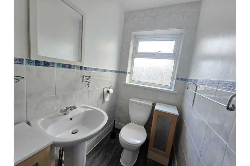 3 bedroom end of terrace house for rent