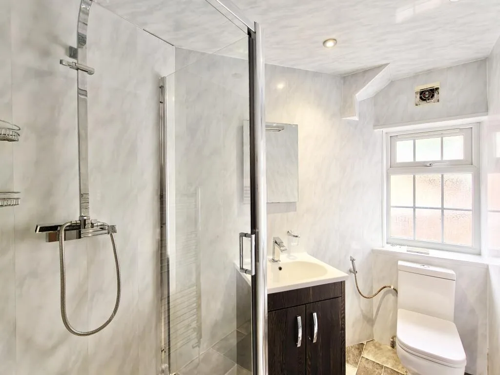 5 bedroom semi-detached house for rent
