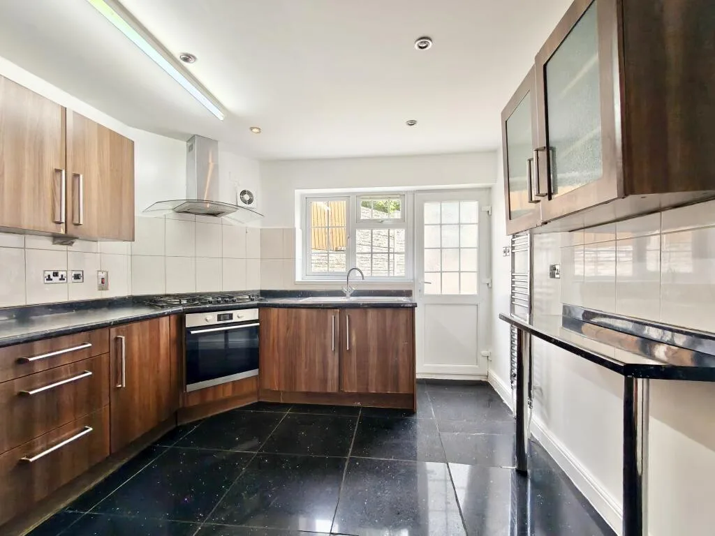 5 bedroom semi-detached house for rent