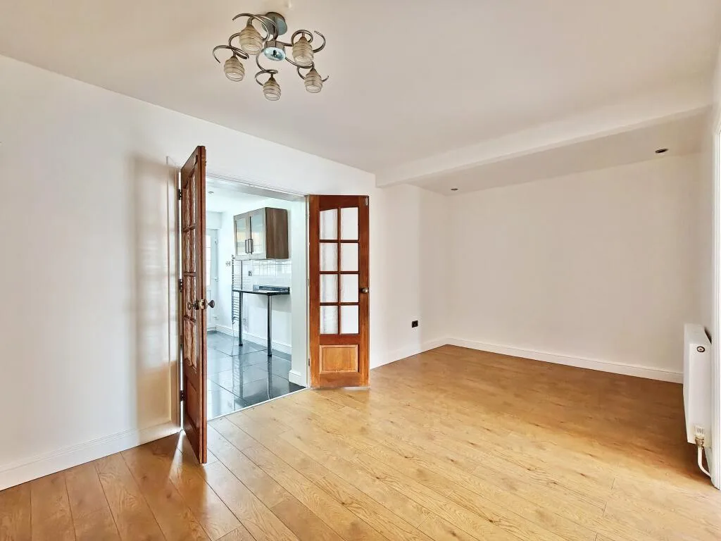 5 bedroom semi-detached house for rent