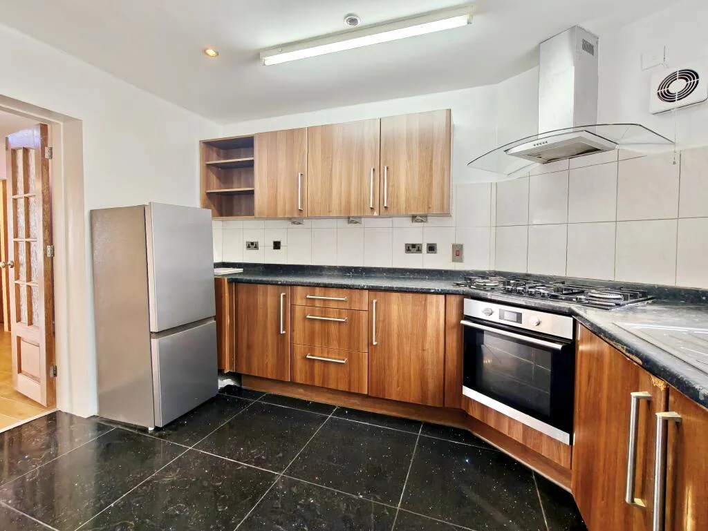 5 bedroom semi-detached house for rent
