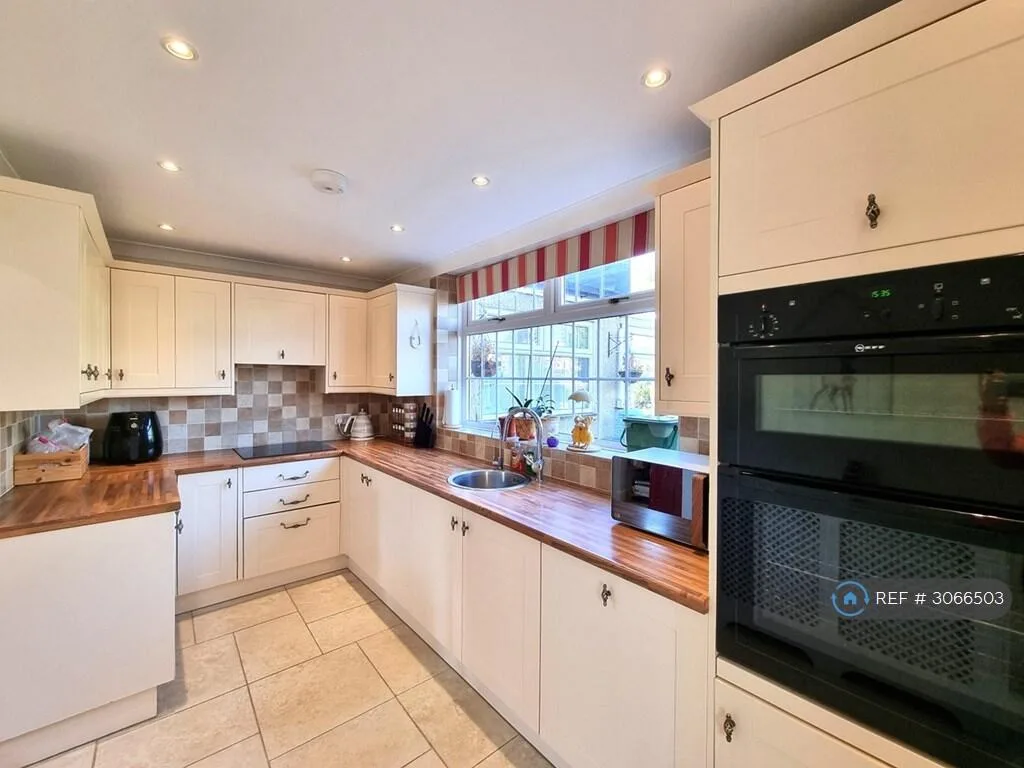 3 bedroom semi-detached house for rent