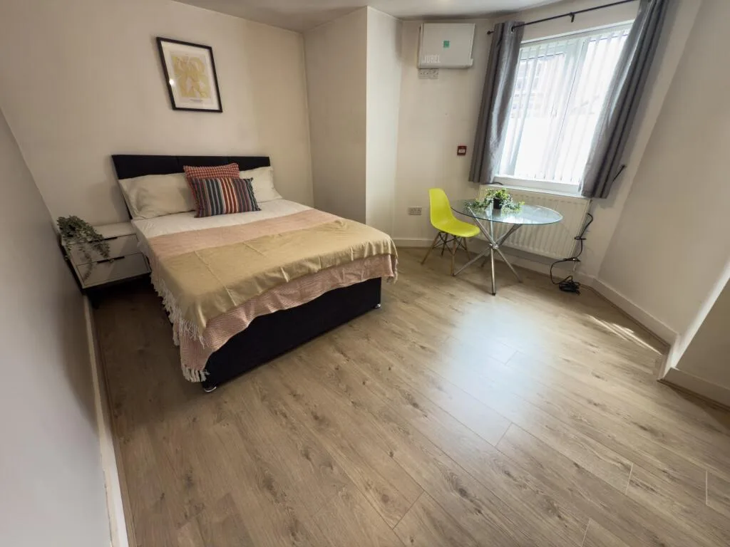 5 bedroom semi-detached house for rent