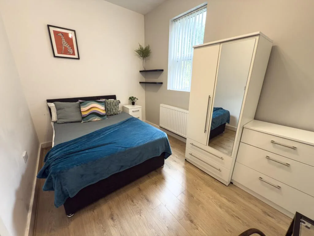 5 bedroom semi-detached house for rent