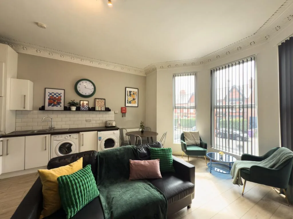 5 bedroom semi-detached house for rent