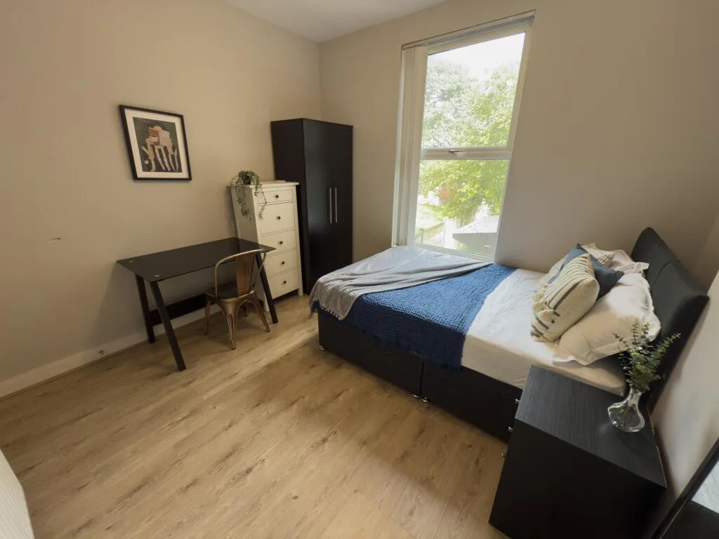 5 bedroom semi-detached house for rent