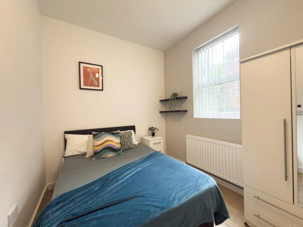 5 bedroom semi-detached house for rent