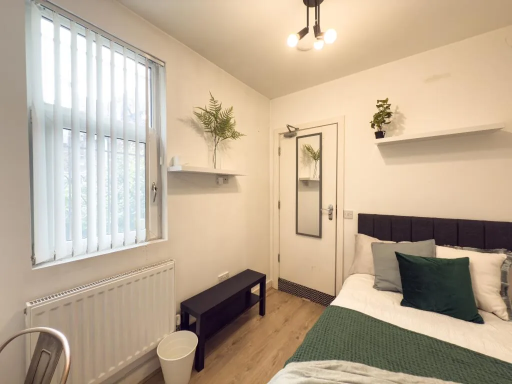 5 bedroom semi-detached house for rent