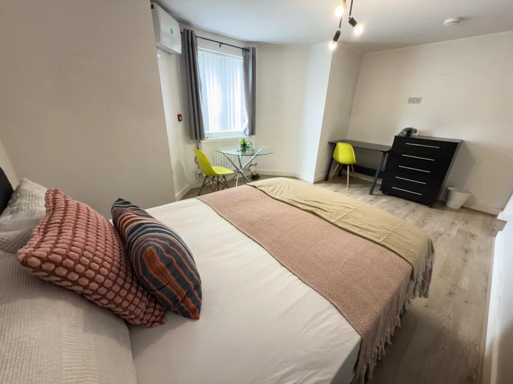 5 bedroom semi-detached house for rent