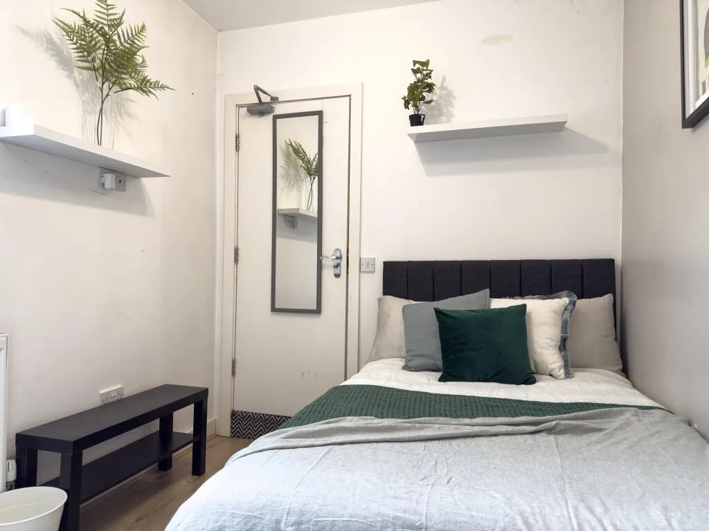 5 bedroom semi-detached house for rent