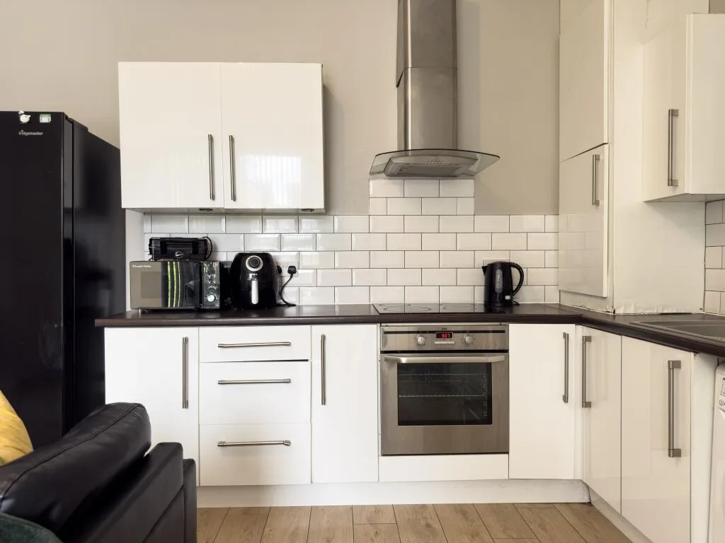 5 bedroom semi-detached house for rent
