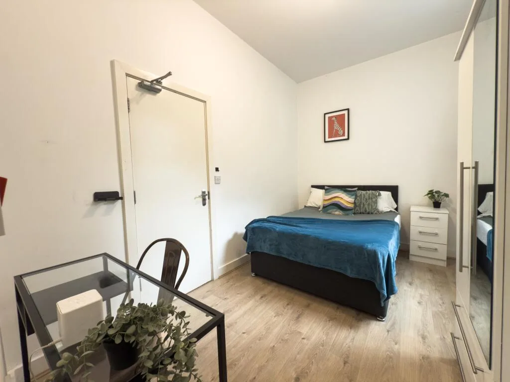 5 bedroom semi-detached house for rent
