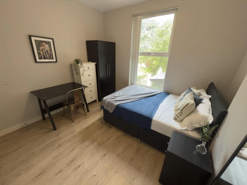 5 bedroom semi-detached house for rent