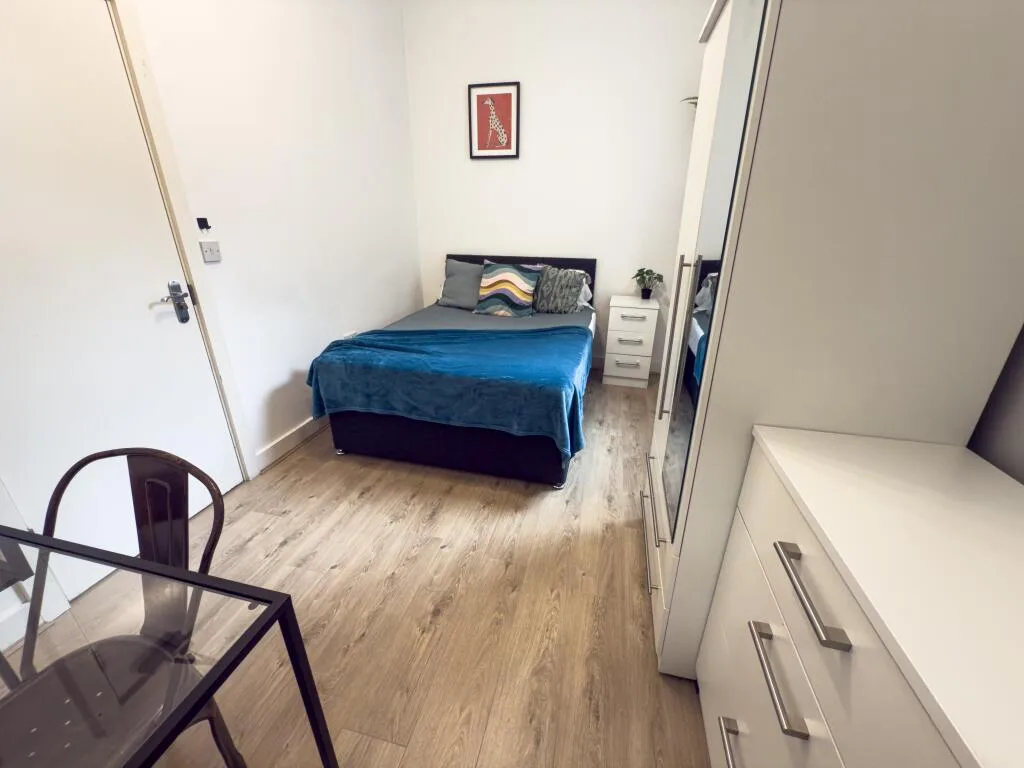 5 bedroom semi-detached house for rent