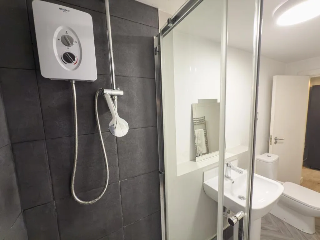 5 bedroom semi-detached house for rent