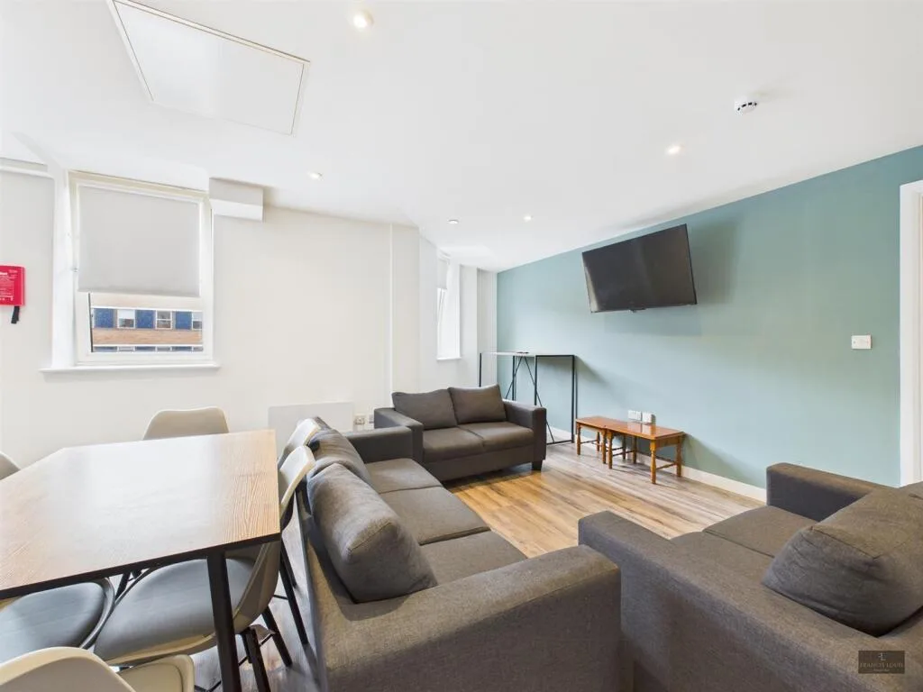5 bedroom flat for rent
