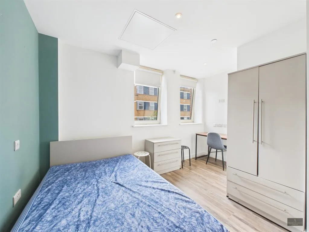5 bedroom flat for rent