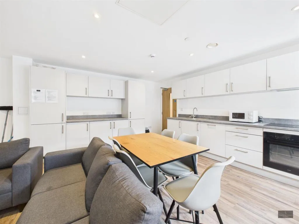 5 bedroom flat for rent