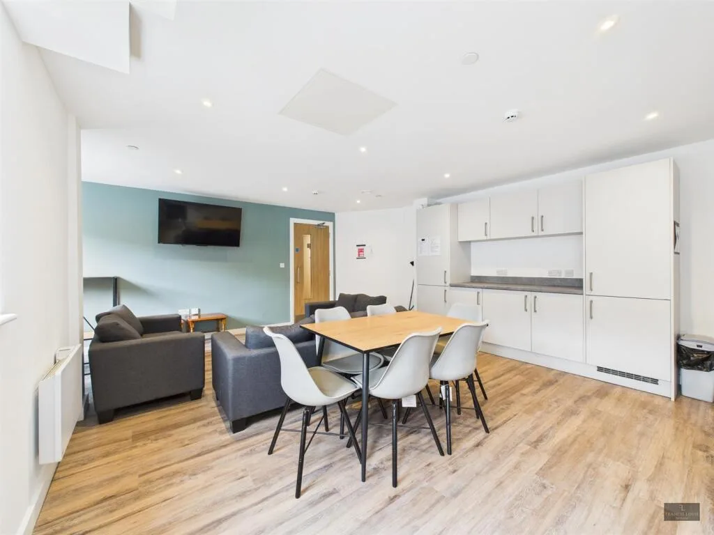 5 bedroom flat for rent
