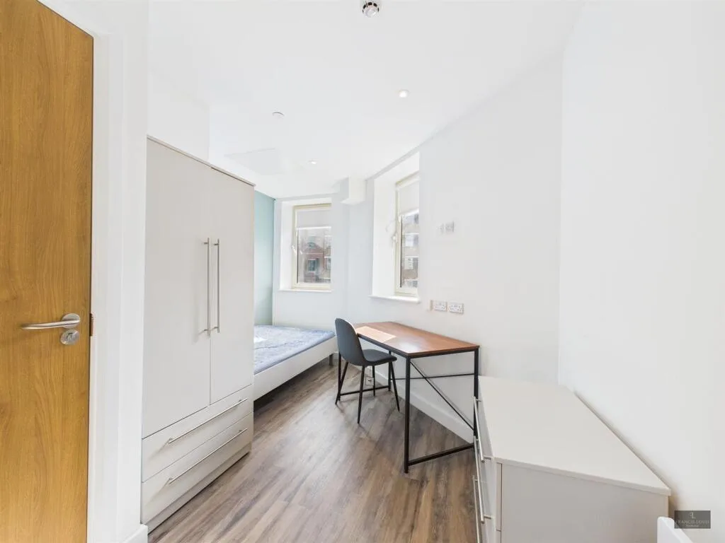 5 bedroom flat for rent