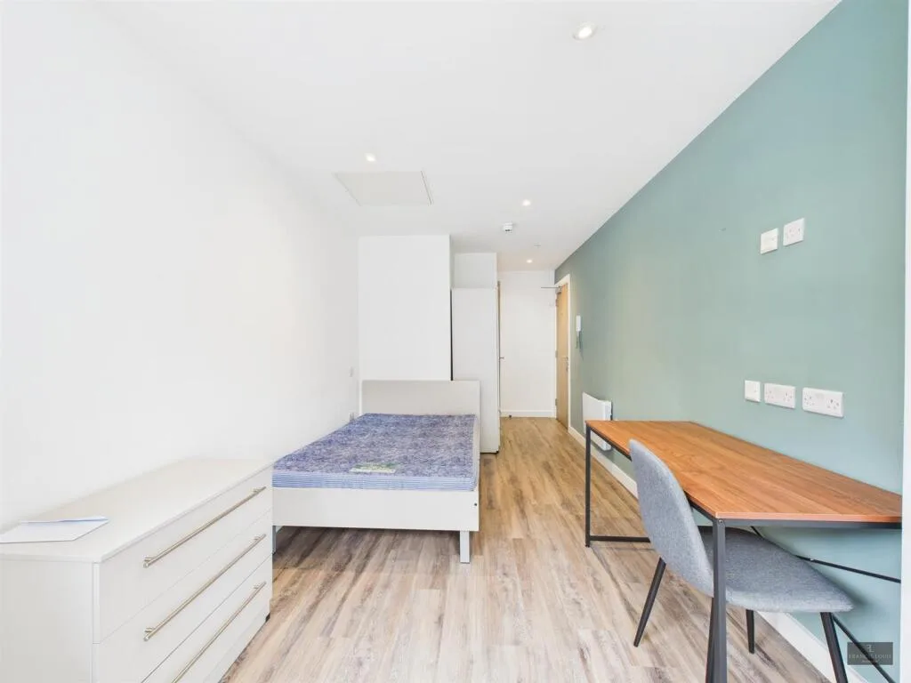 5 bedroom flat for rent