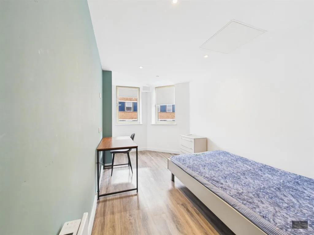 5 bedroom flat for rent