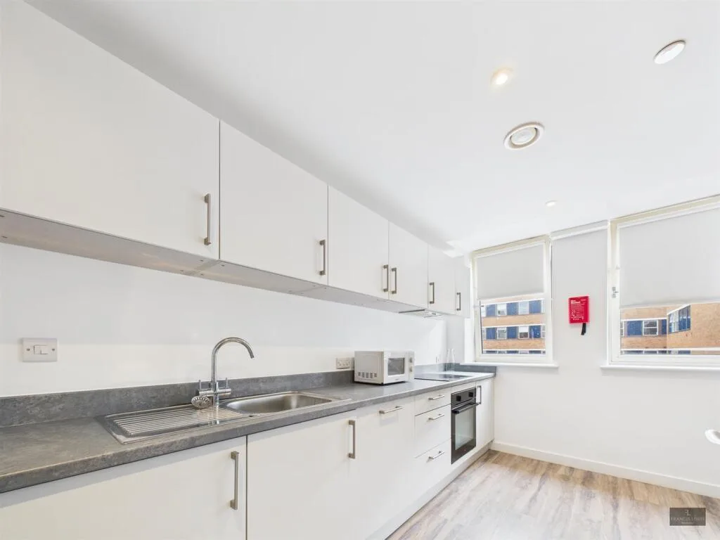 5 bedroom flat for rent