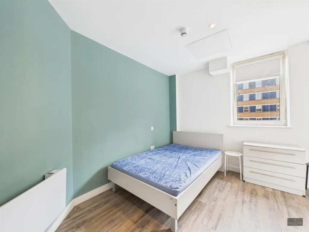 5 bedroom flat for rent