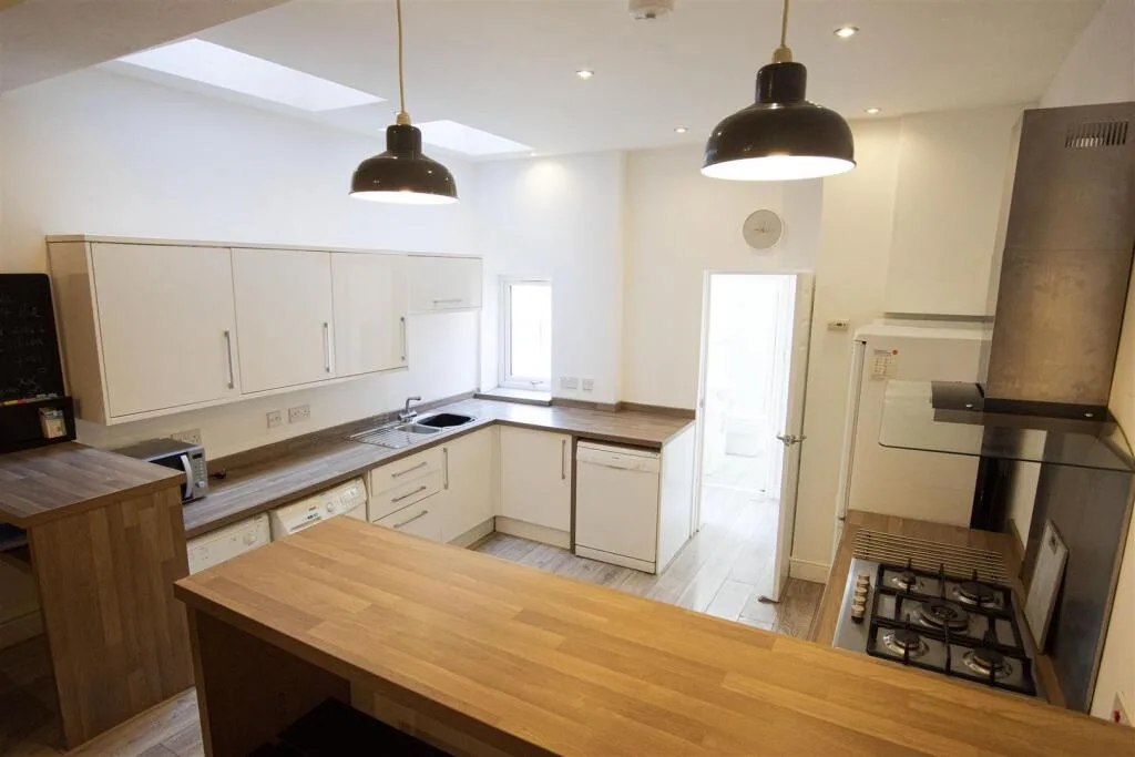 6 bedroom house for rent