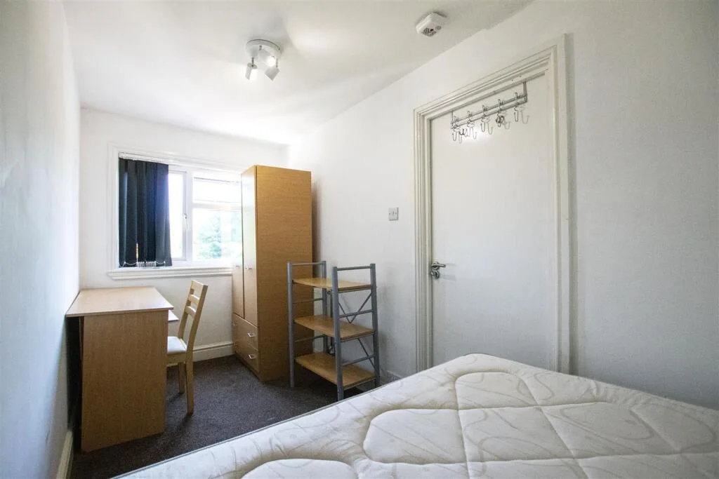 6 bedroom house for rent
