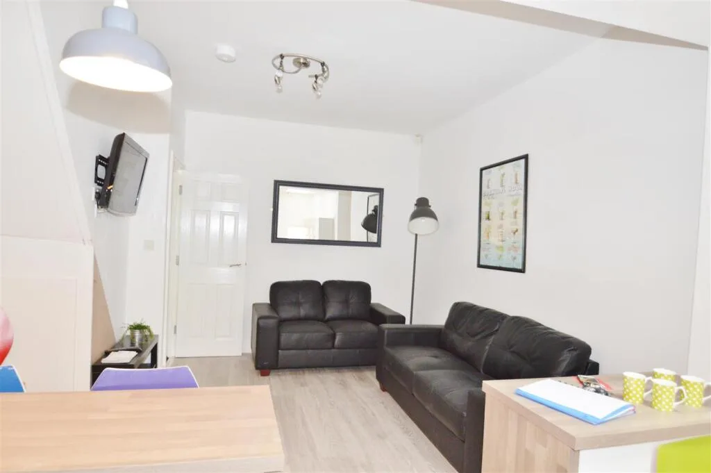 6 bedroom house for rent