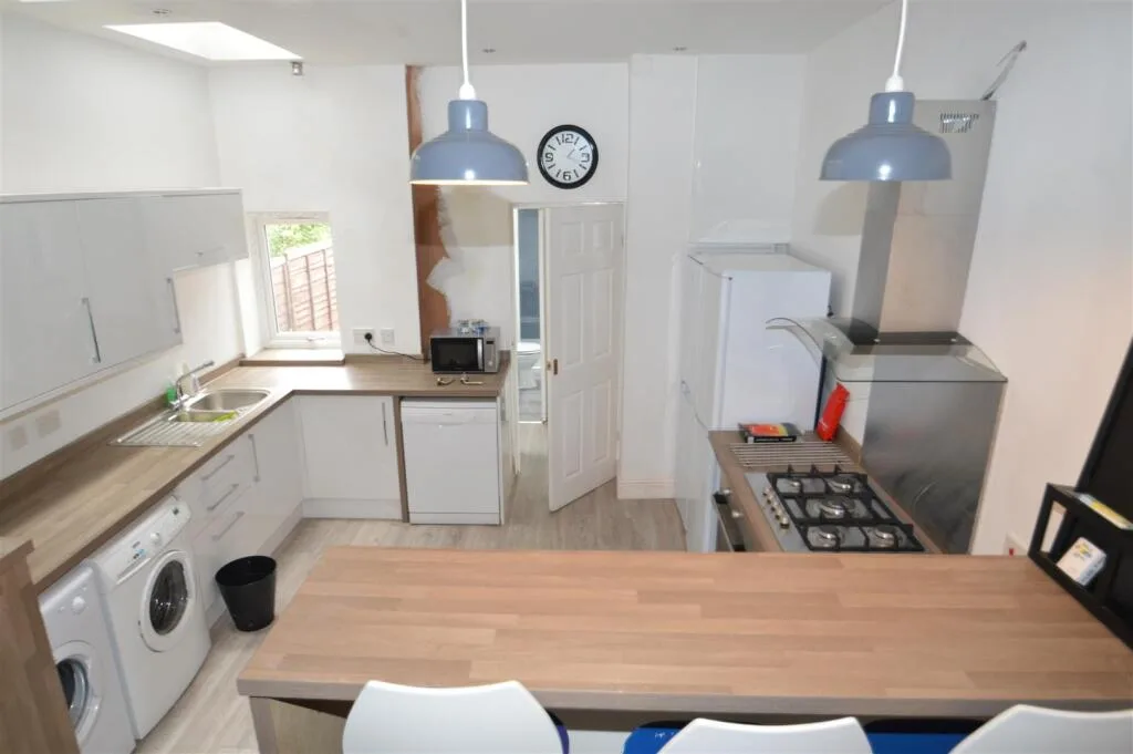 6 bedroom house for rent