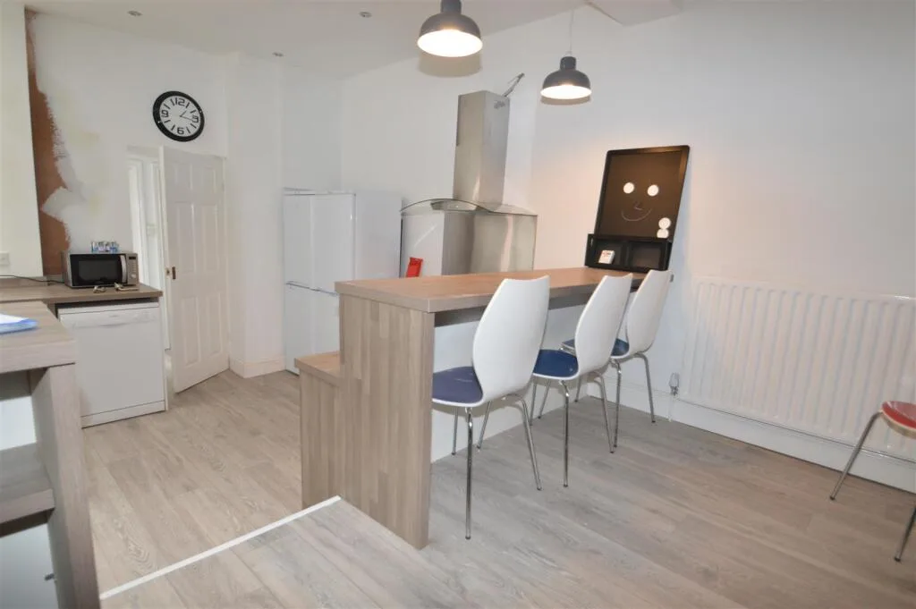 6 bedroom house for rent