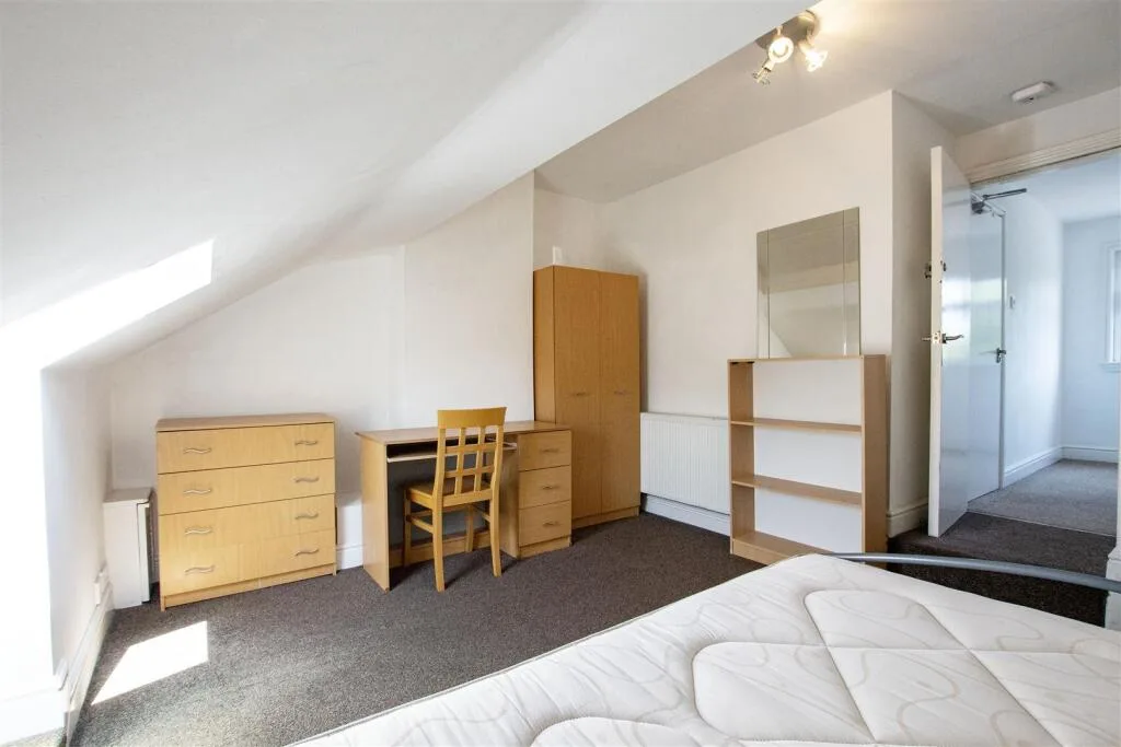 6 bedroom house for rent
