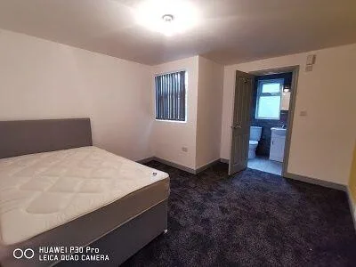 6 bedroom terraced house for rent