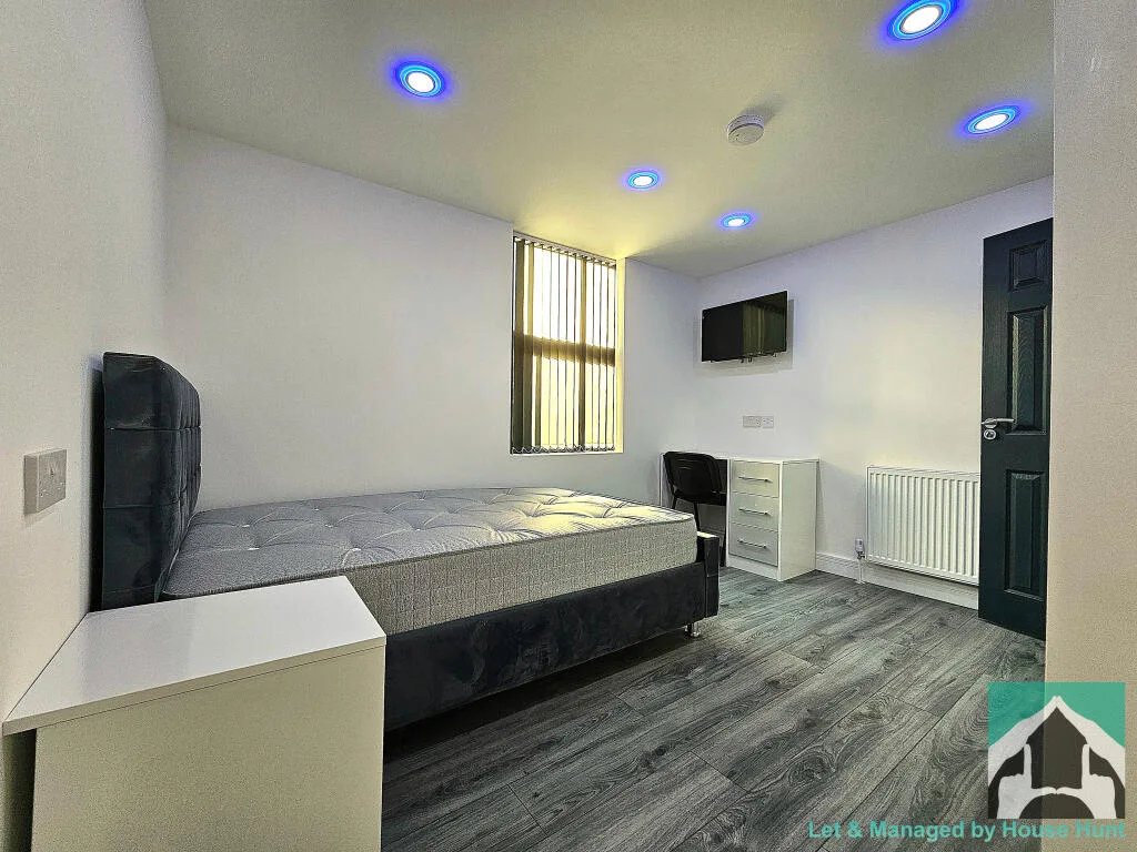 6 bedroom terraced house for rent