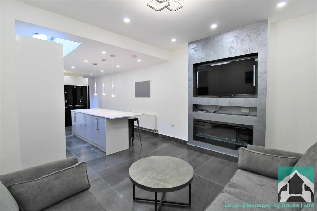 6 bedroom terraced house for rent