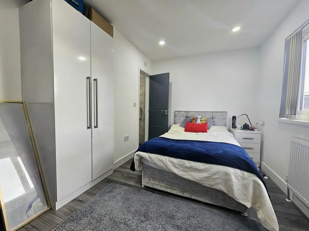 6 bedroom house for rent