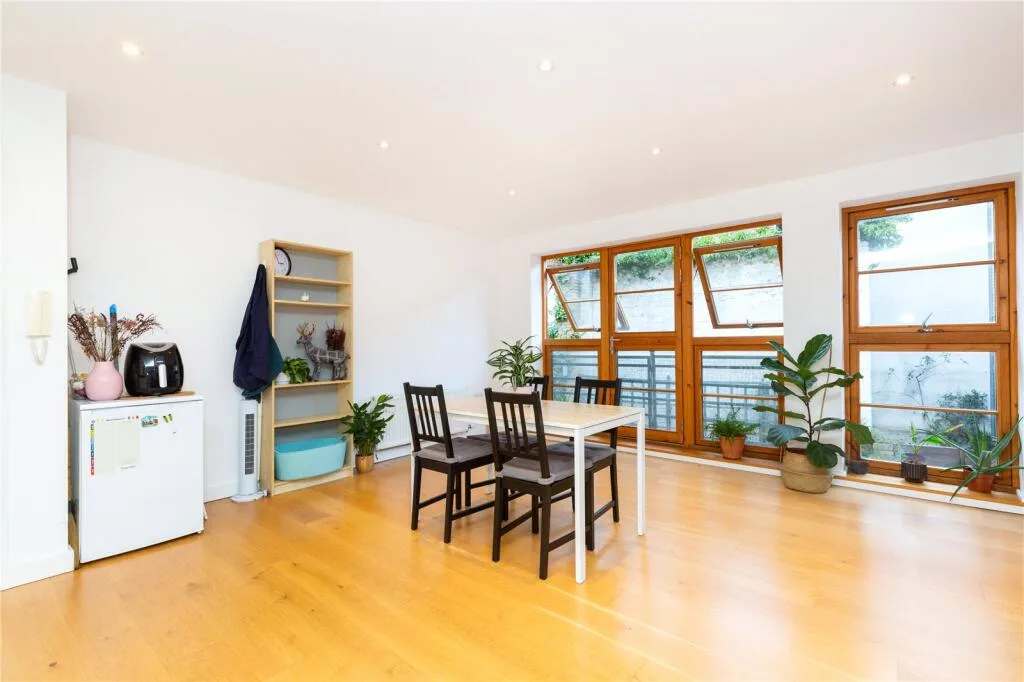 3 bedroom maisonette for rent
