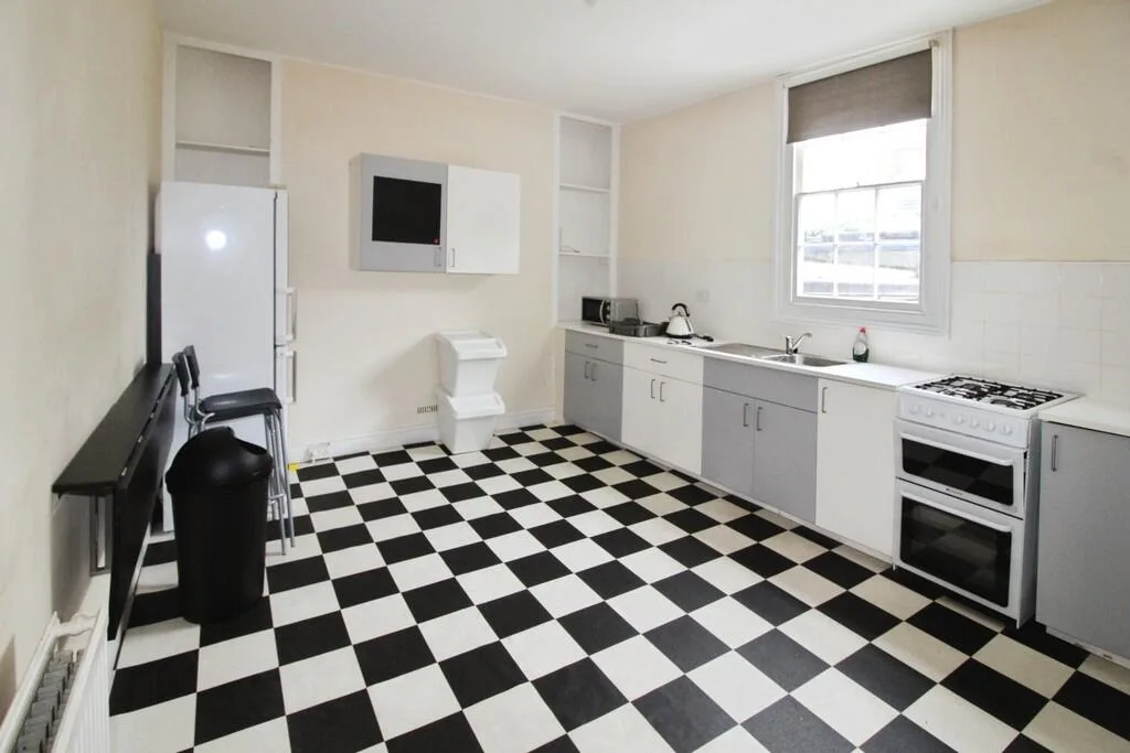 4 bedroom maisonette for rent