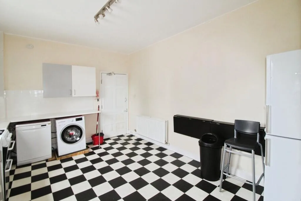 4 bedroom maisonette for rent