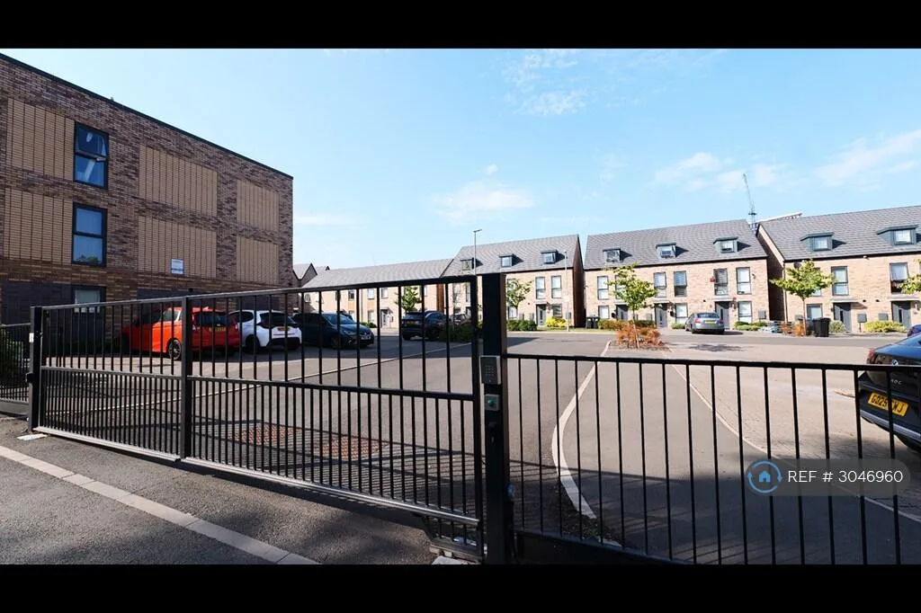 5 bedroom terraced house for rent
