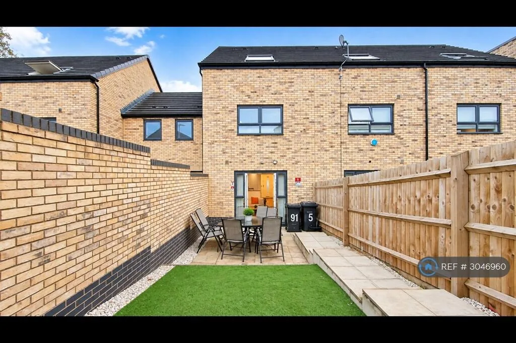 5 bedroom terraced house for rent